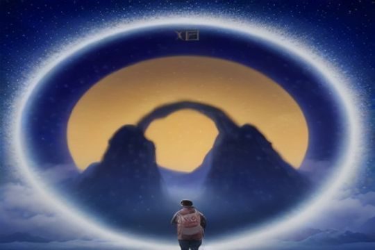 用户坐在沙发上用平板电脑观看带有中文字幕的日剧，屏幕上字幕清晰可见，室内温暖灯光氛围